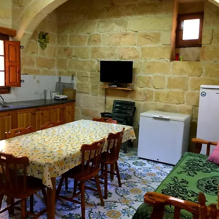 بيت ضيافة Tal-qajru Farmhouse *