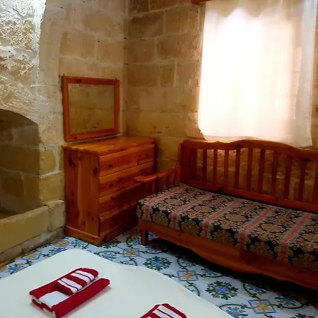 Tal-qajru Farmhouse بيت ضيافة *