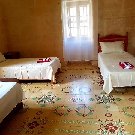 Tal-qajru Farmhouse بيت ضيافة *